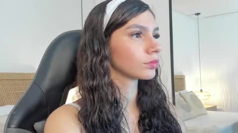 cloee20_ online show from December 17, 2:18 am