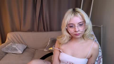 Snapshot of coconut_mia chatting on March 7, 10:02 am Mia online show from March 7, 10:02 am