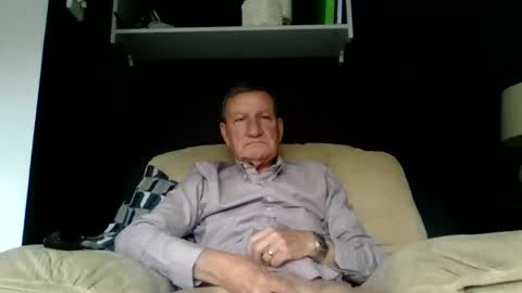 Snapshot of colinbeech chatting on October 23, 12:17 pm colinbeech online show from October 23, 12:17 pm