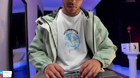 colstorw_ online show from September 24, 10:33 am