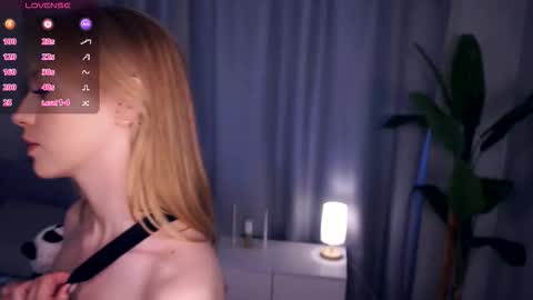 Hello im Sofia Welcme to my room .More hugs and kiss for you online show from October 27, 6:35 am