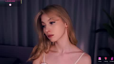 Snapshot of constanceglascov chatting on October 18, 6:28 am Hello im Sofia Welcme to my room .More hugs and kiss for you online show from October 18, 6:28 am