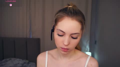 Hello im Sofia Welcme to my room .More hugs and kiss for you online show from November 18, 8:28 am