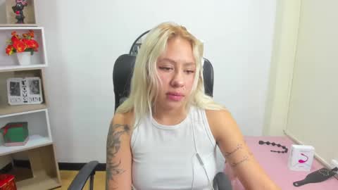 Snapshot of constansblonde chatting on February 5, 10:55 pm Constans online show from February 5, 10:55 pm