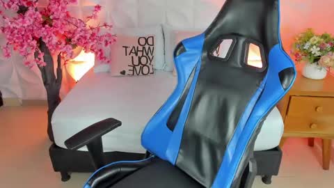 Snapshot of cora22_ chatting on February 18, 1:00 pm CORA online show from February 18, 1:00 pm