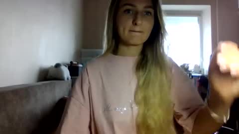 Snapshot of cora_fora chatting on September 18, 11:25 am cora_fora online show from September 18, 11:25 am