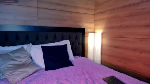 coralineross_ online show from November 29, 3:09 pm