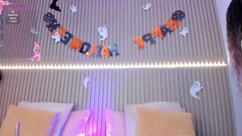 coralineross_ online show from October 9, 11:37 am