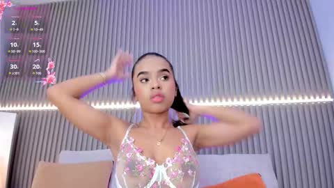 coralineross_ online show from September 24, 11:06 am