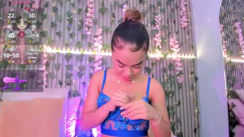 coralineross_ online show from November 22, 12:03 pm