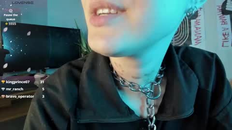Snapshot of cos_operator chatting on October 11, 8:12 pm cos_operator online show from October 11, 8:12 pm