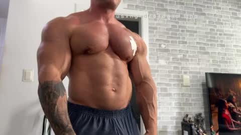 couplemuscle40 online show from March 31, 1:11 pm