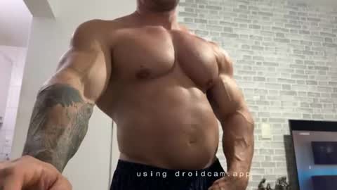 couplemuscle40 online show from June 18, 3:01 am