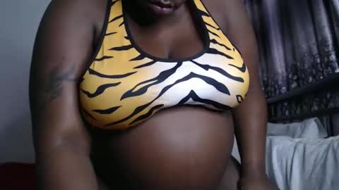 Erykah online show from December 18, 3:40 pm