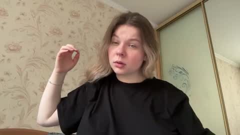 Snapshot of crave_elise chatting on September 21, 8:51 am Elise online show from September 21, 8:51 am