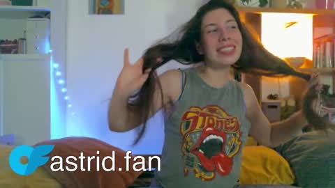 Snapshot of cringebutcute chatting on September 13, 9:28 pm Astrid online show from September 13, 9:28 pm