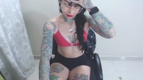 Snapshot of cristal_jayan chatting on December 2, 10:51 pm HI online show from December 2, 10:51 pm