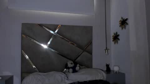  Independent Model online show from February 5, 4:47 pm