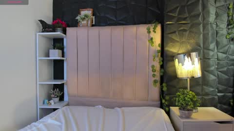 crowm_le online show from April 7, 4:53 pm