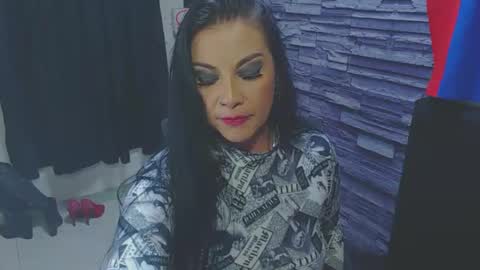 Snapshot of cruela_deviil chatting on September 19, 8:12 pm cruela_deviil online show from September 19, 8:12 pm