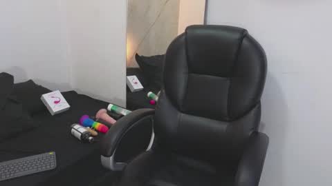 Snapshot of cry_baby800 chatting on October 7, 11:23 pm Cry online show from October 7, 11:23 pm