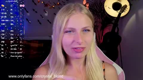 Snapshot of crystal_blond chatting on October 4, 11:24 pm Crystal online show from October 4, 11:24 pm