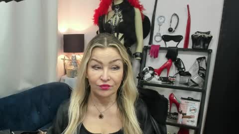 CrystalHotty online show from April 1, 5:19 am