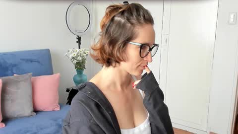 Leonela online show from February 7, 12:30 pm