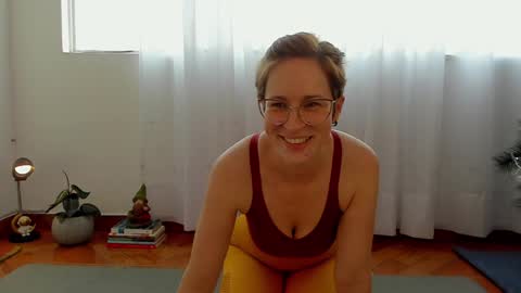 Snapshot of cuddlingbunnny chatting on December 9, 8:44 pm Leonela online show from December 9, 8:44 pm