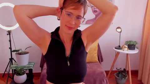 Snapshot of cuddlingbunnny chatting on February 28, 9:23 pm Leonela online show from February 28, 9:23 pm