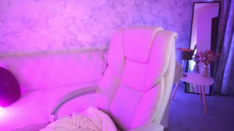 Snapshot of curlycandyxx chatting on October 18, 12:31 pm curlycandyxx online show from October 18, 12:31 pm