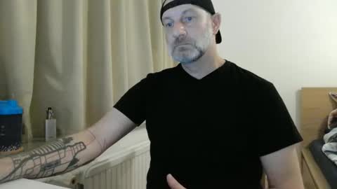 Snapshot of curman85 chatting on December 4, 11:41 pm Curman85 online show from December 4, 11:41 pm