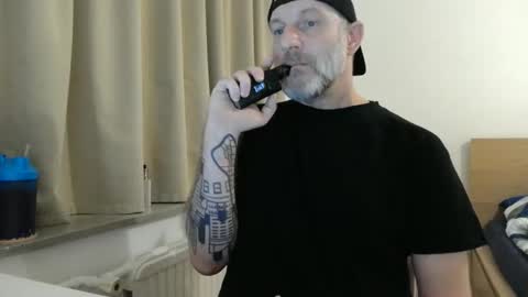 Snapshot of curman85 chatting on February 26, 12:20 am Curman85 online show from February 26, 12:20 am