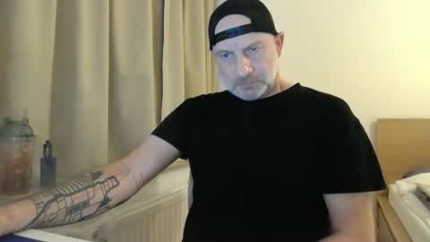 Snapshot of curman85 chatting on October 18, 10:36 pm Curman85 online show from October 18, 10:36 pm