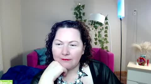 curvy_girlz online show from February 9, 12:36 am