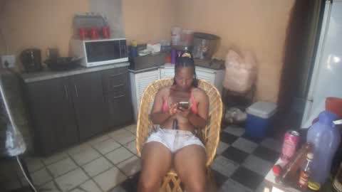 Snapshot of curvypear76x chatting on October 23, 9:33 am curvypear76x online show from October 23, 9:33 am