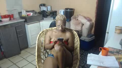Snapshot of curvypear76x chatting on December 6, 7:17 pm curvypear76x online show from December 6, 7:17 pm