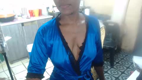 Snapshot of curvypear76x chatting on December 7, 10:12 pm curvypear76x online show from December 7, 10:12 pm