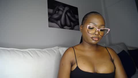 Snapshot of cute_ass18 chatting on February 18, 10:14 pm Liya online show from February 18, 10:14 pm