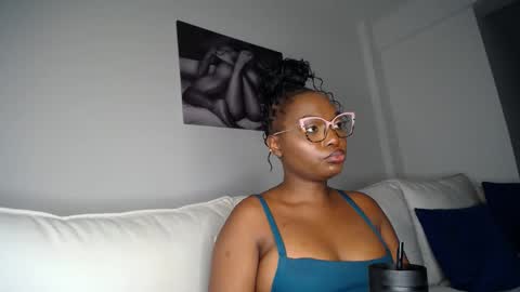 Snapshot of cute_ass18 chatting on March 4, 8:38 pm Liya online show from March 4, 8:38 pm