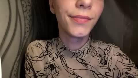cute_foxis online show from June 16, 9:19 pm