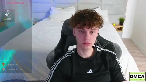 Snapshot of cute_thomas chatting on February 20, 11:21 pm Thomas - online show from February 20, 11:21 pm
