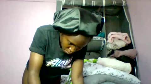 Snapshot of cutezola chatting on October 12, 4:27 am cutezola online show from October 12, 4:27 am