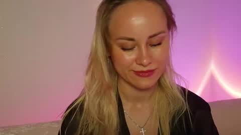 cutie_xoxo_ online show from June 12, 8:08 pm