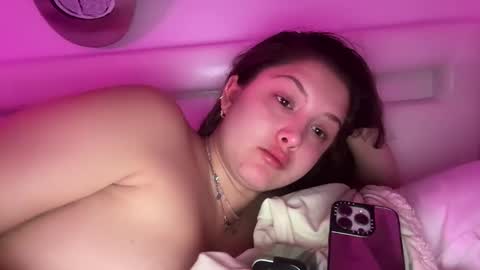 Snapshot of cutieoggg420 chatting on March 9, 12:42 am Cutieoggg420 online show from March 9, 12:42 am