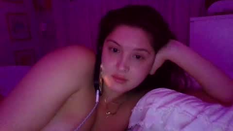 Snapshot of cutieoggg420 chatting on December 24, 3:49 am Cutieoggg420 online show from December 24, 3:49 am