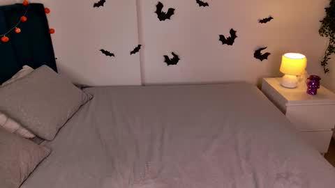 Vivienne online show from October 25, 5:30 am