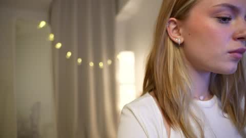 Snapshot of cyberheart_ chatting on December 1, 4:32 pm EMILY online show from December 1, 4:32 pm