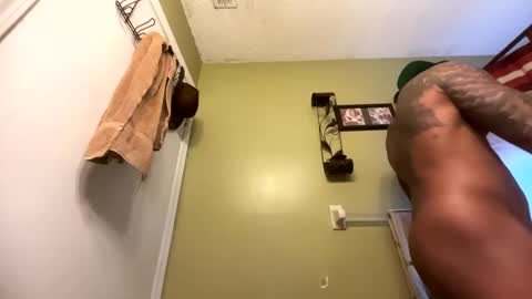 Snapshot of daddyjanimal chatting on October 6, 6:04 pm sexy tatted king bbc online show from October 6, 6:04 pm