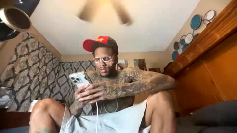 sexy tatted king bbc online show from April 21, 1:31 am